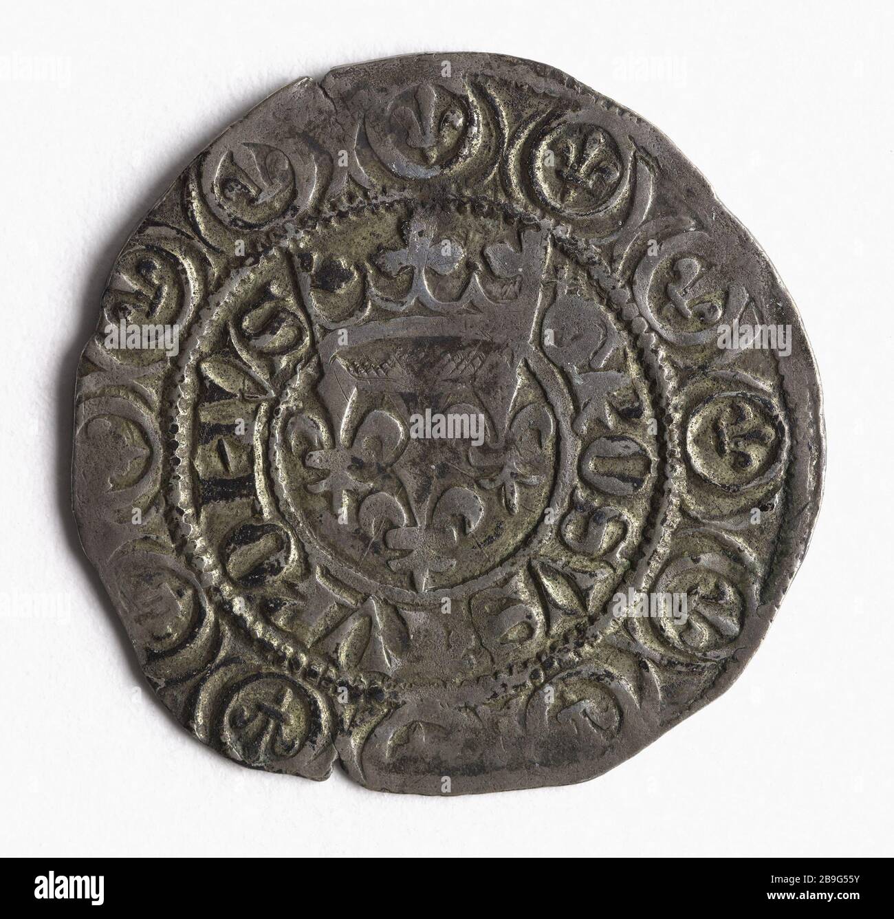 In der Nähe von lys an einer silbernen Krone Karl VI., 1413 (Dummy-Titel) Gros aux lys sous une couronne en argent de Karl VI Argent, 1413. Paris, musée Carnavalet. Stockfoto