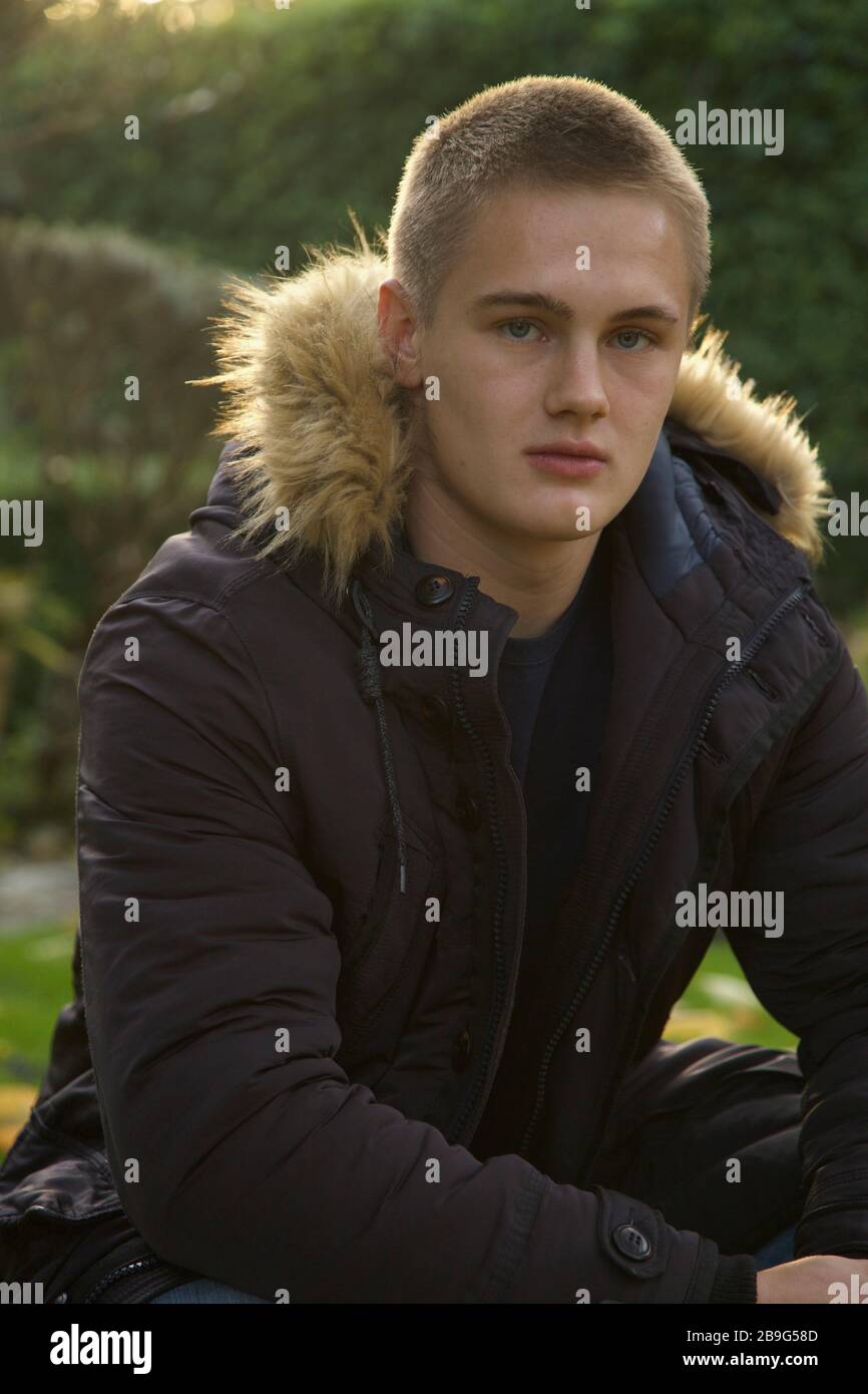 Portrait selbstbewusster Teenager in Jacke mit Kapuze aus Pelz Stockfoto