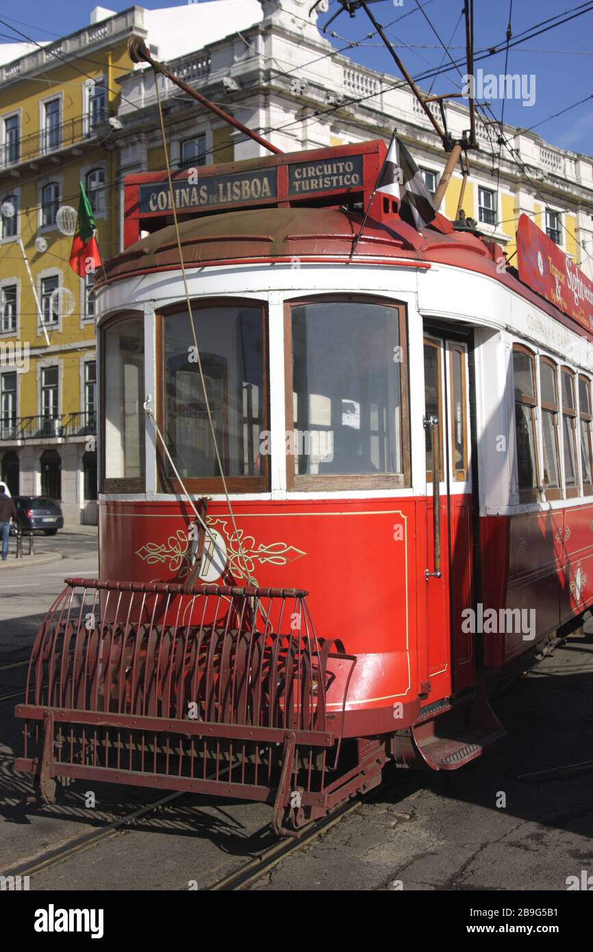 Alte rote Straßenbahn auf den Straßen von Lissabon, Portugal Stockfoto