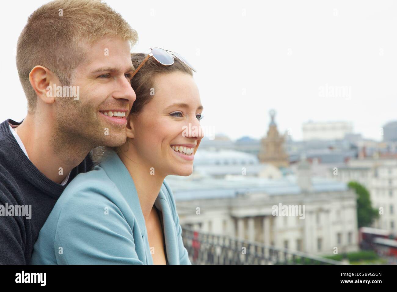 Glückliches Paar, das die Städtereise genießt Stockfoto