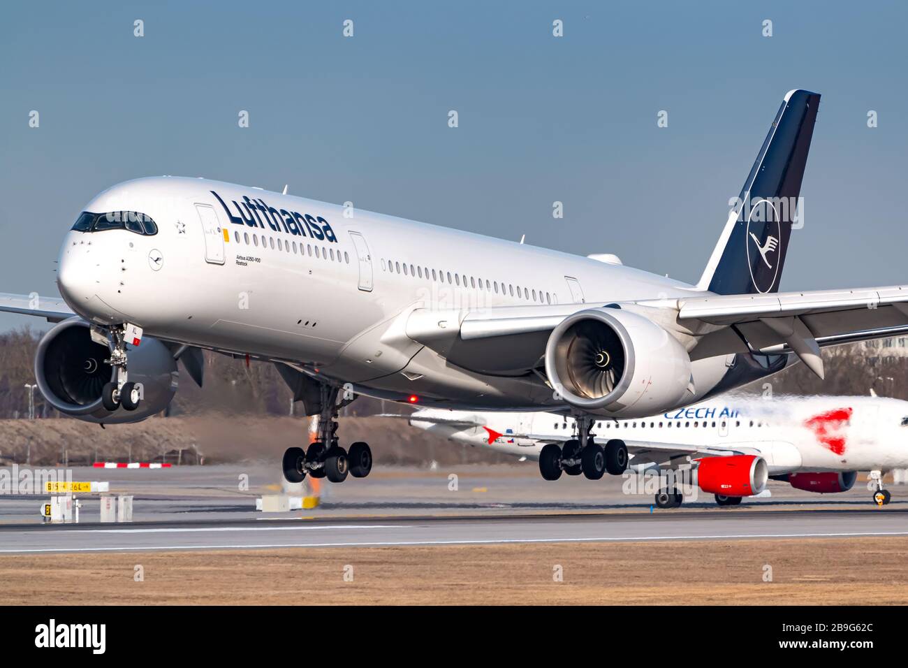 München, Deutschland - 15. Februar 2020: Lufthansa Airbus A350 Flugzeug am Münchner Flughafen (MUC) in Deutschland. Airbus ist ein Flugzeughersteller aus Toulou Stockfoto