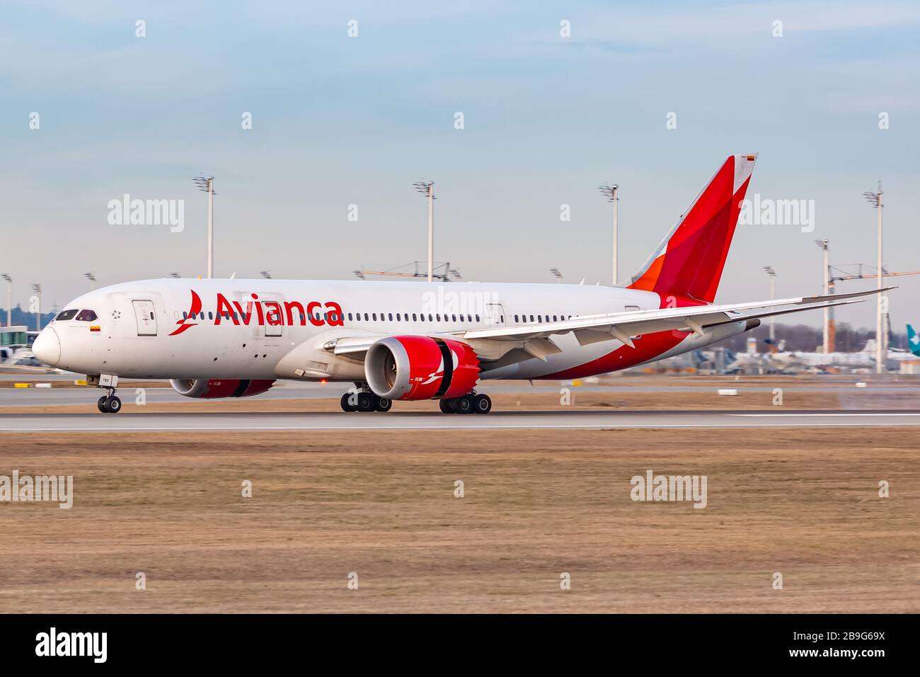München, Deutschland - 15. Februar 2020: Flugzeug Avianca Boeing 787 am Flughafen München (MUC) in Deutschland. Boeing ist ein Flugzeughersteller mit Sitz in Seatt Stockfoto München, Deutschland - 15. Februar 2020: Flugzeug Avianca Boeing 787 am Flughafen München (MUC) in Deutschland. Boeing ist ein Flugzeughersteller mit Sitz in Seatt Stockfoto