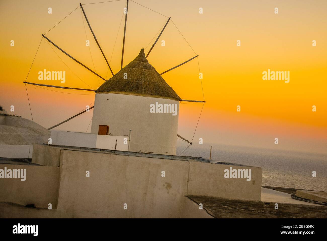 Berühmte Santorini Windmühle bei Sonnenuntergang Stockfoto