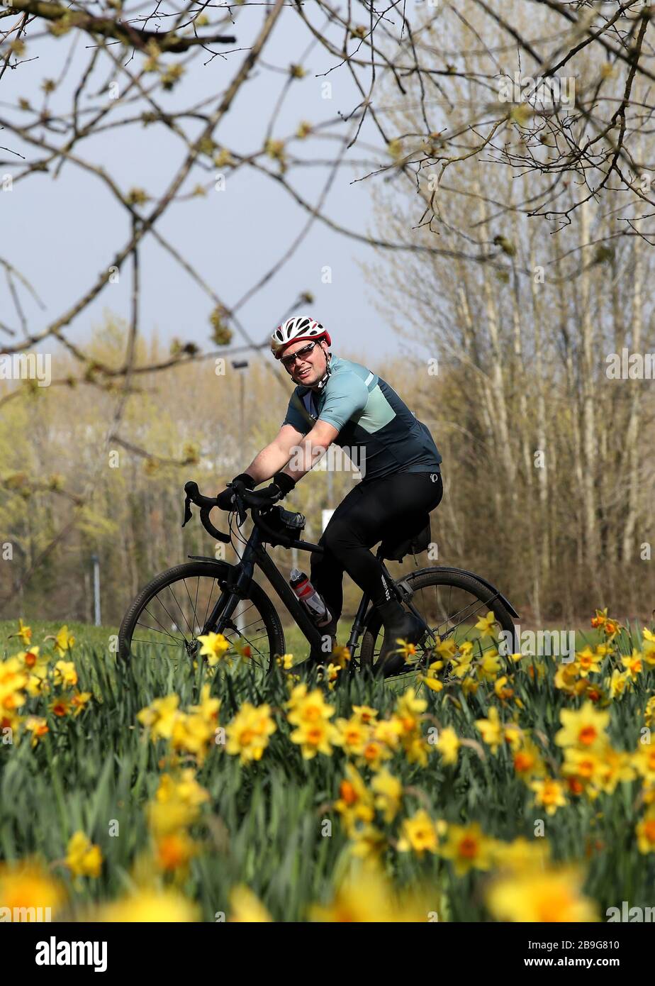Ein Mann macht eine Fahrradtour im Telford Park, am Tag nachdem Premierminister Boris Johnson Großbritannien in einen Sperrkon versetzt hat, um die Ausbreitung des Coronavirus einzudämmen. Stockfoto
