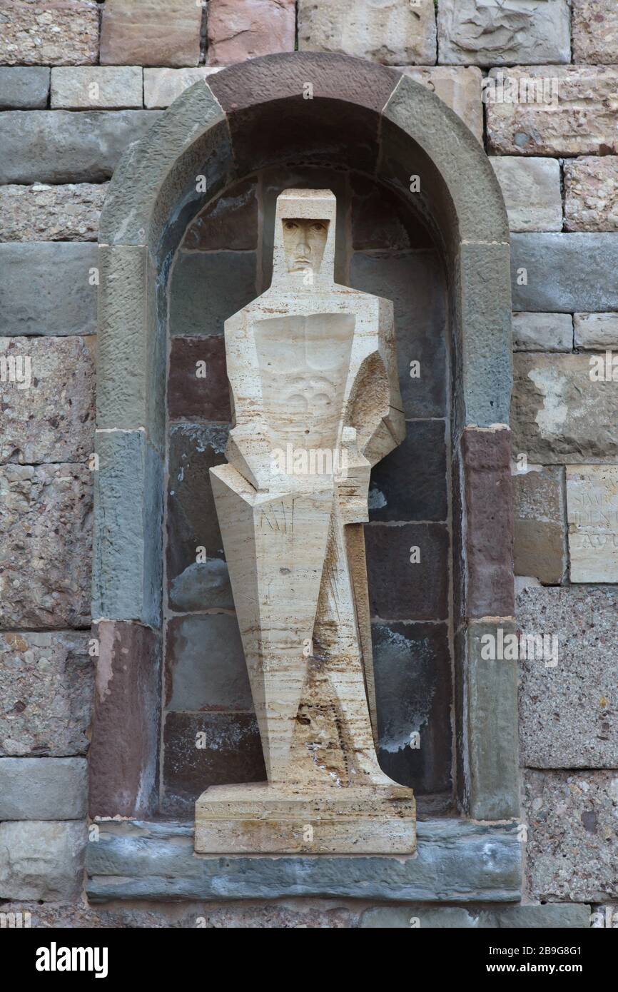 Statue des heiligen Georg (San Jorge), entworfen vom spanischen Bildhauer Josep Maria Subirachs vor dem Montserrat-Kloster (Monasterio de Montserrat) im Bergmassiv bei Barcelona, Katalonien, Spanien. Stockfoto