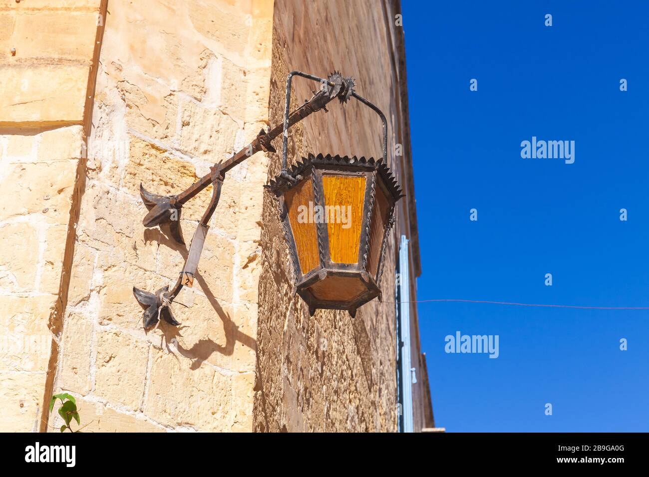 Straßenbeleuchtung an einer Wand in Mdina, befestigte Altstadt von Malta Stockfoto