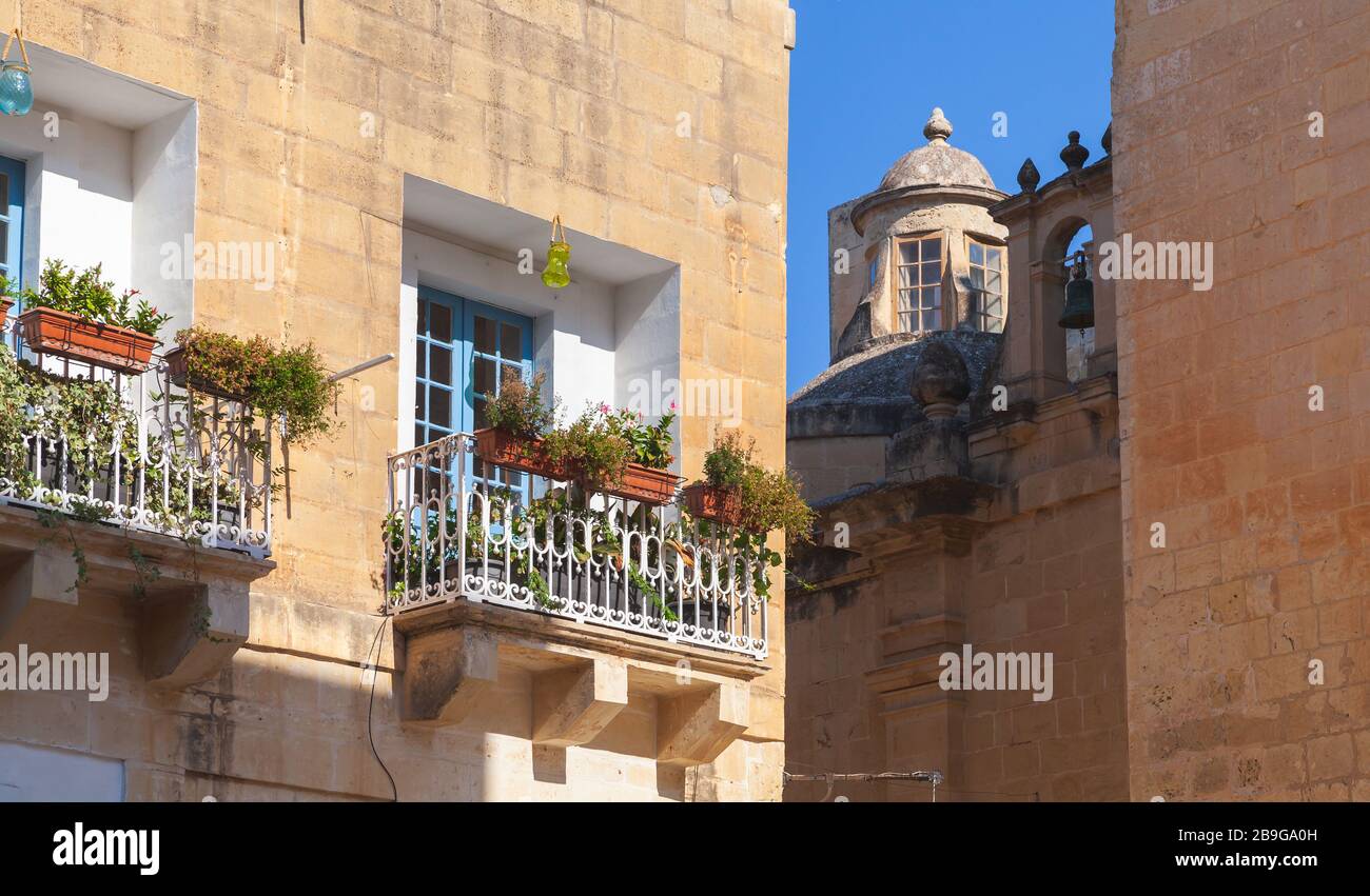 Balkone mit Blumen in Mdina, der befestigten Altstadt von Malta Stockfoto
