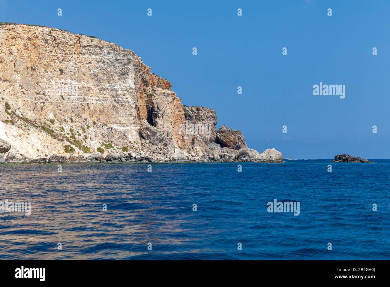 Sommerlandschaft mit felsiger Küste der Insel Comino, Malta Stockfoto