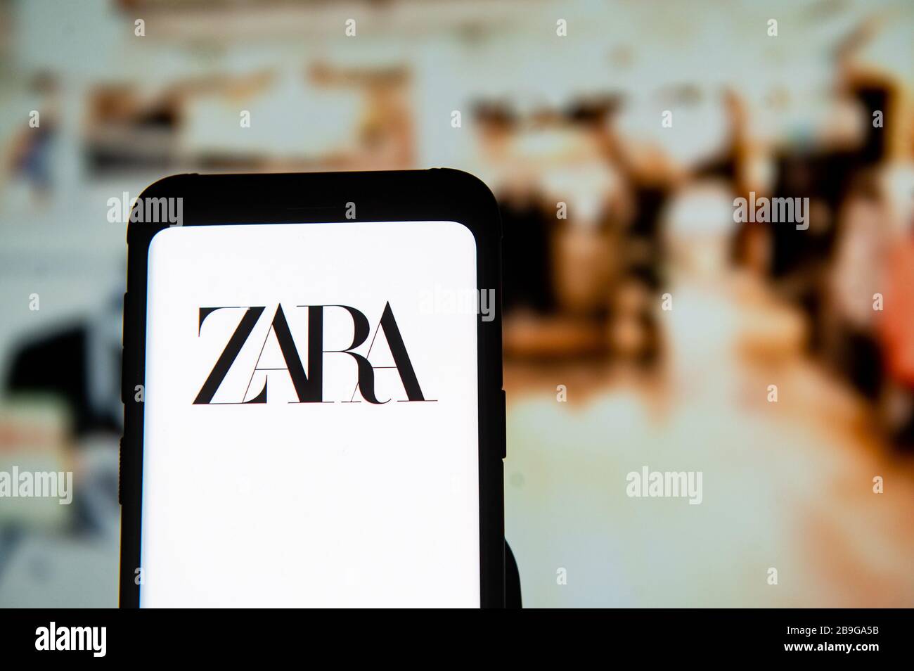 In dieser Abbildung wird ein Zara-Logo auf einem Smartphone angezeigt. Stockfoto