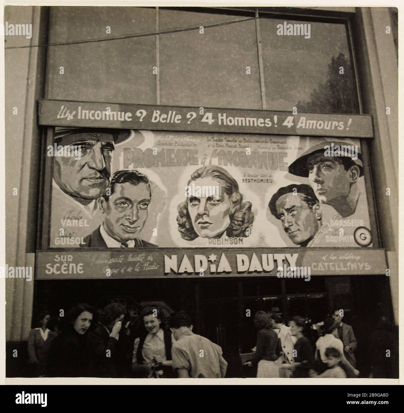 Ein Kinoeingang mit dem Plakat des Films "Versprechen an den Unbekannten" André Berthomieu, der im Jahr 1942 veröffentlicht wurde. Entrée d'un cinéma présentant l'affiche du Film: "Promesse à l'inconnue" d'André Berthomieu, sorti en 1942. Photographie anonyme. Tirage au gélatino-bromure d'argent, 1942. Paris, musée Carnavalet. Stockfoto