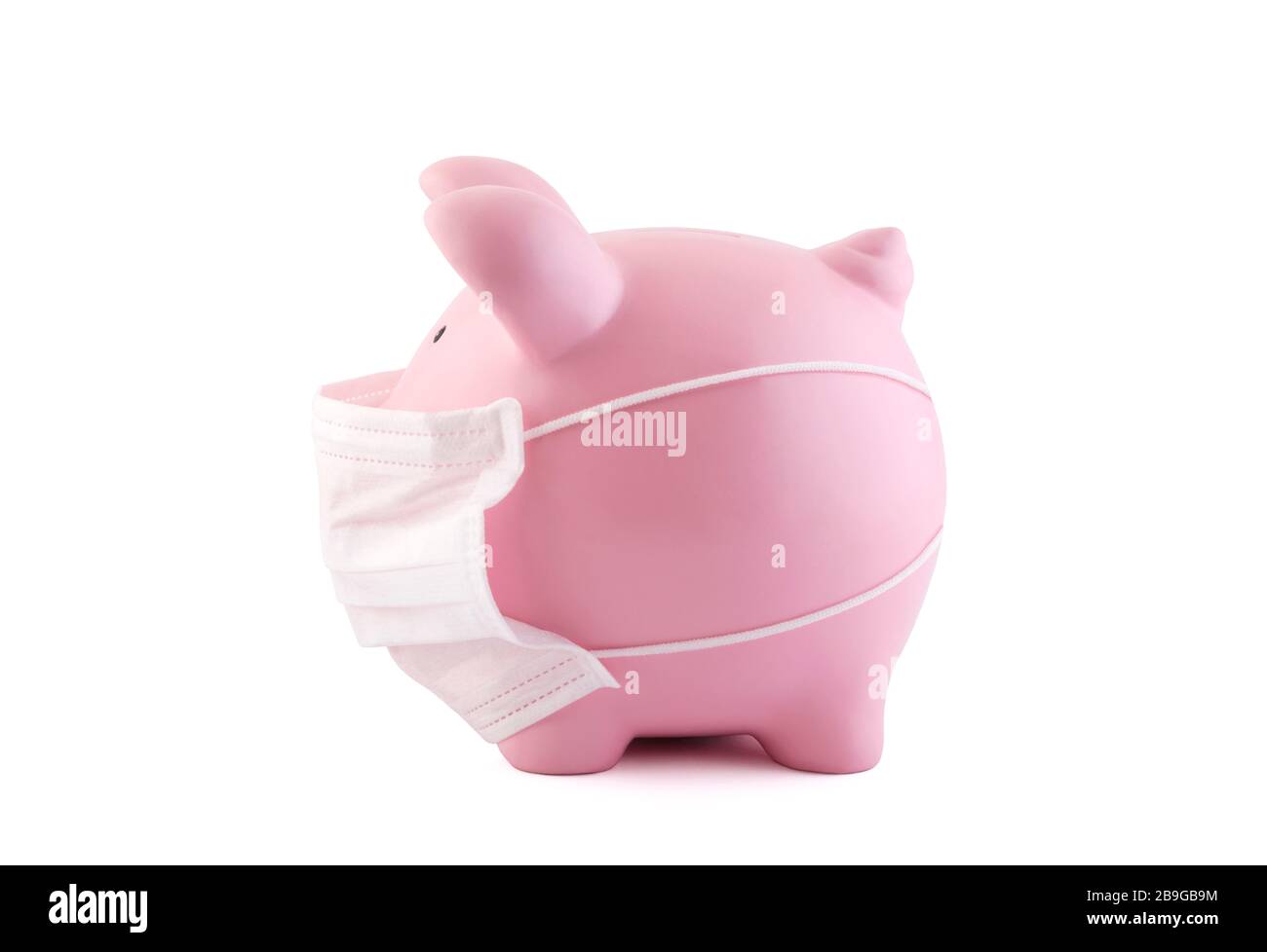 Pinkfarbene Piggy-Bank mit medizinischer Schutzmaske isoliert auf weiß mit Clipping-Pfad. Bankgeschäfte während eines Pandemiekonzepts Stockfoto
