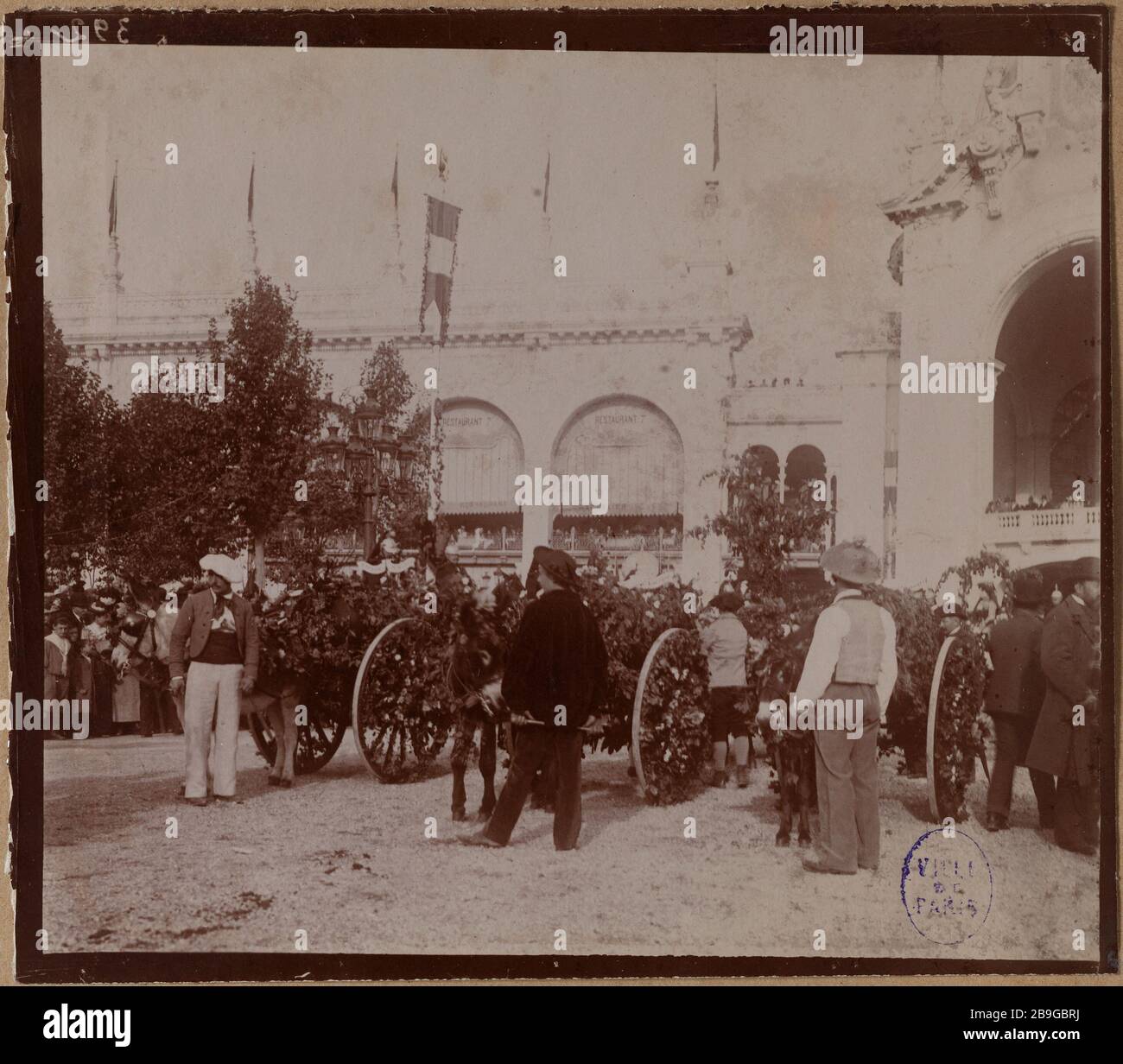 UNIVERSALAUSSTELLUNG 1900: BESUCHER IN DER NÄHE DER FAHNEN UND DES FELDES DES 7. MÄRZ, PARIS PARIS, AUSSTELLUNG UNIVERSELLE DE 1900. Visiteurs près des pavillons, Champ de Mars, Paris (VIIème arr.). Tirage Aristotyp à la gélatine. Paris, musée Carnavalet. Stockfoto