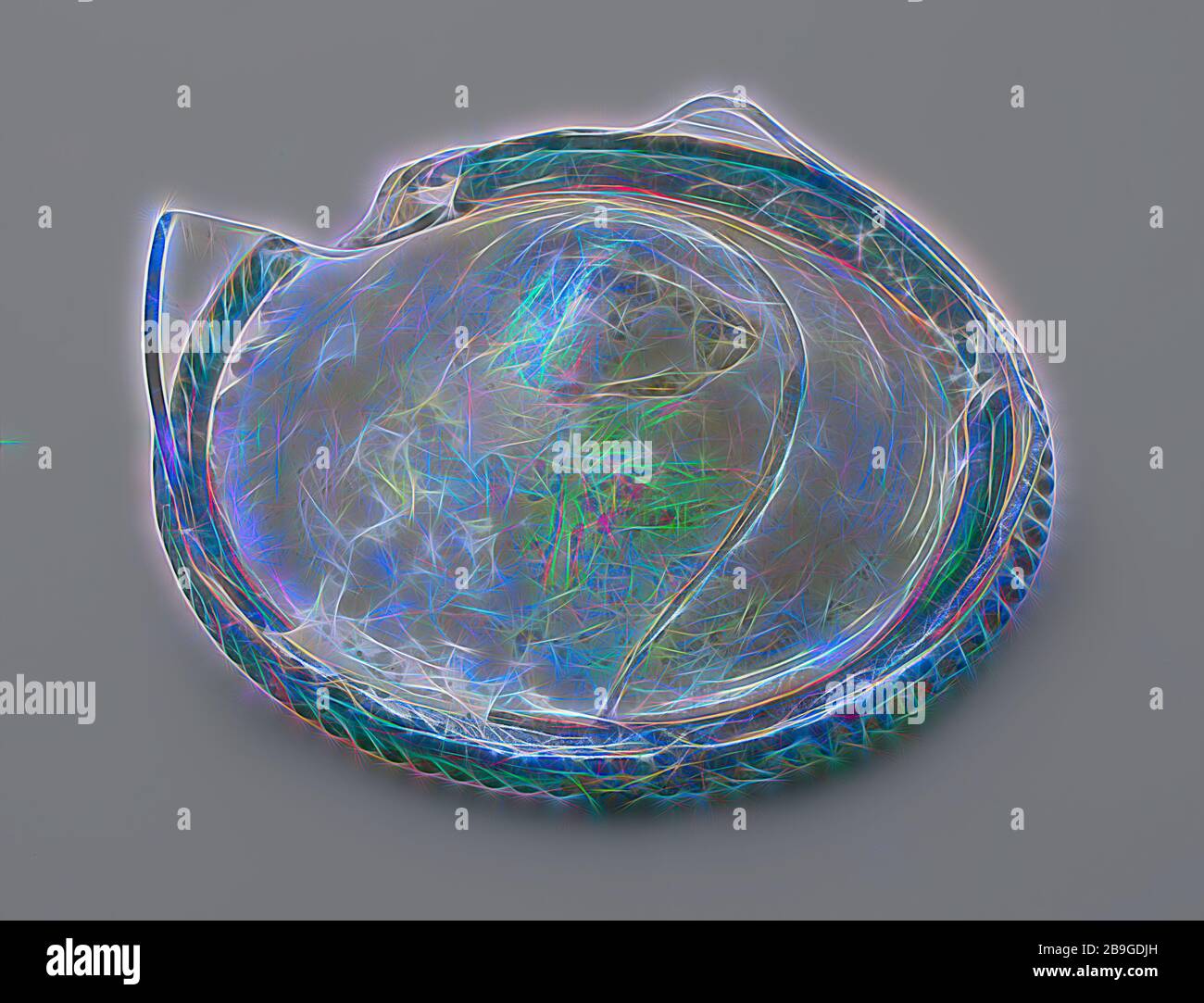 Zwei Bruchstücke von Boden-, Fuß- und Teilwand aus glattem Becher, Trinkbecher Trinkgut Utensil Halter Erde finden Glas, Handgeblasenes Glas zwei Bruchstücke des unteren Fußes und der kleinen Wand des glatten Tassens aus transparentem farblosem und blauem Glas kontinuierlicher gezackter Glasdraht in blauem Glas als Standring, von dem ca. 1,0 cm fehlen. Unter erhöhtem Boden (2,0 cm) Pontilemark vier kleine Einfälle zur fast horizontal aufsteigenden Wandarchäologie Rotterdam-Bahntunnel trinkende Bierbodenentdeckung: Eisenbahntunnel Rotterdam Stockfoto
