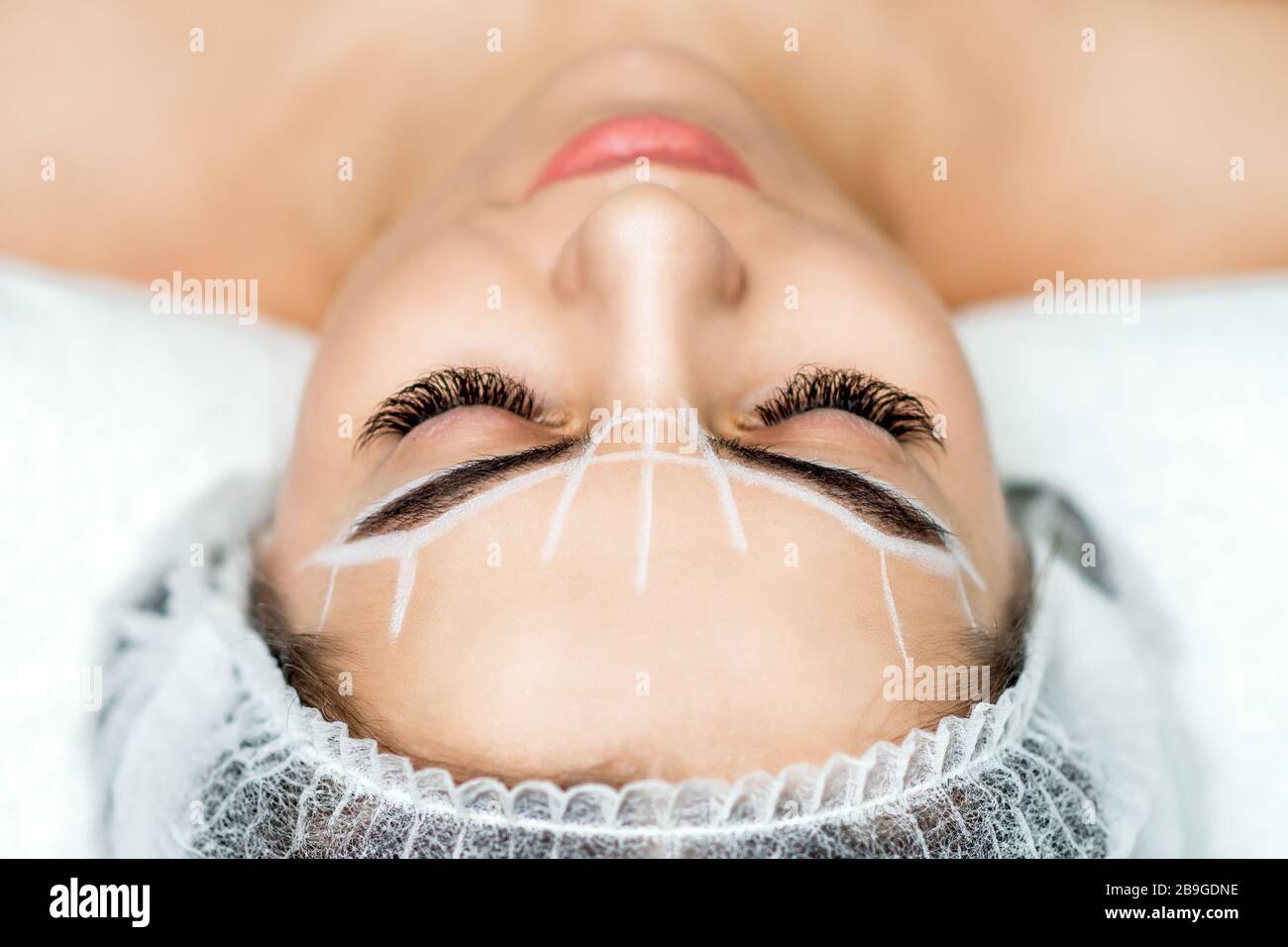 Kosmetikerin tätowieren Augenbrauen ziehen permanent Make-up. Stockfoto