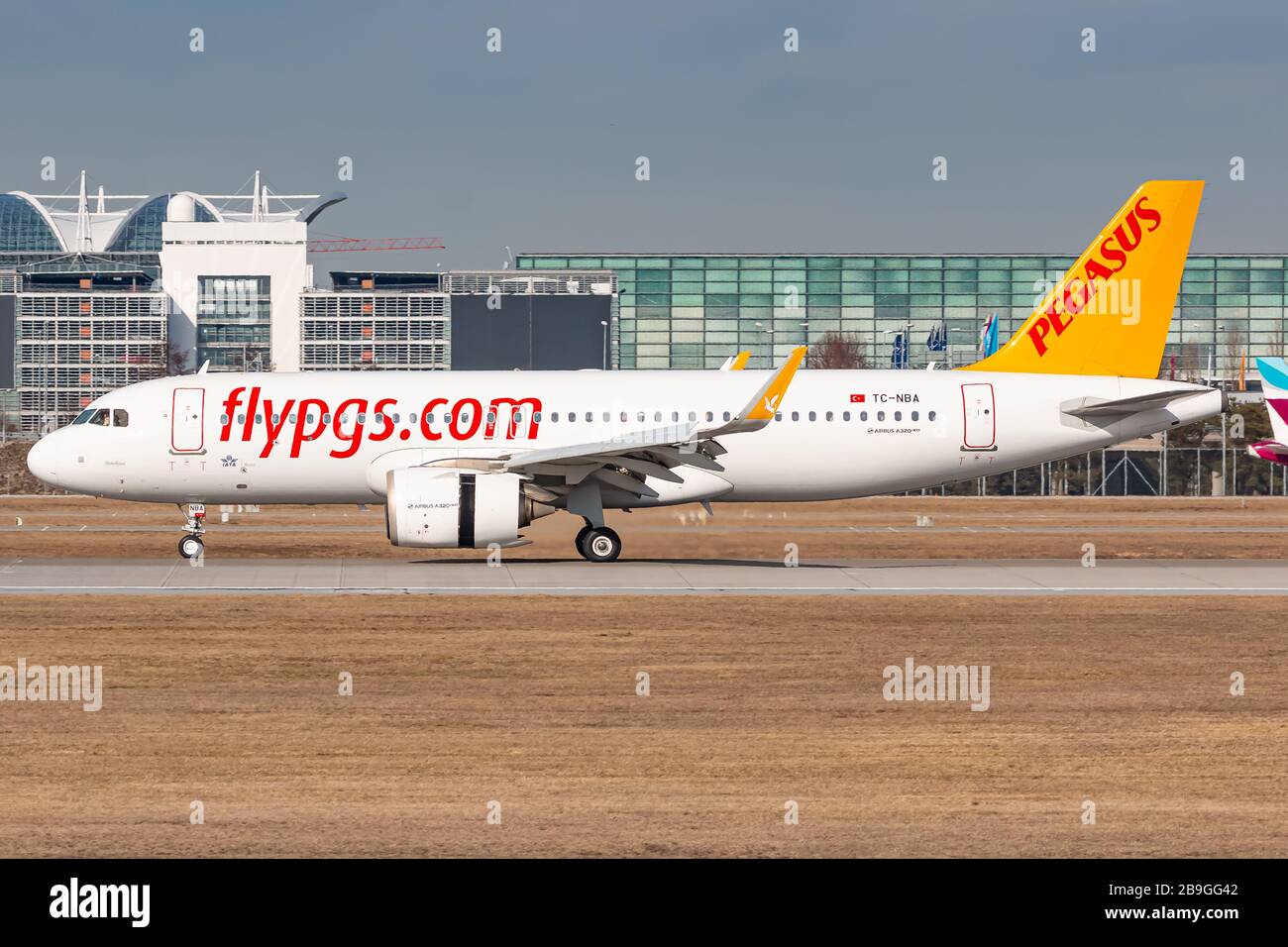 München, 15. Februar 2020: Pegasus Airlines Airbus A320 Neo Flugzeug am Münchner Flughafen (MUC) in Deutschland. Airbus ist ein Flugzeughersteller Stockfoto