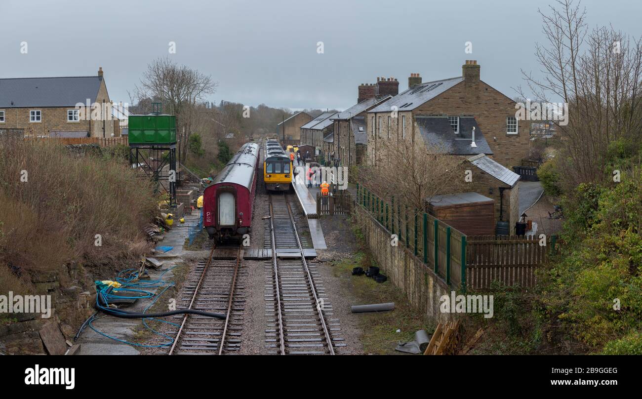 Die ehemalige Bahnklasse 142 der Northern Rail trainiert 142060 + 142028 bei Leyburn, Wensleydale Railway, die ihren ersten Lauf in der Erhaltung machte Stockfoto