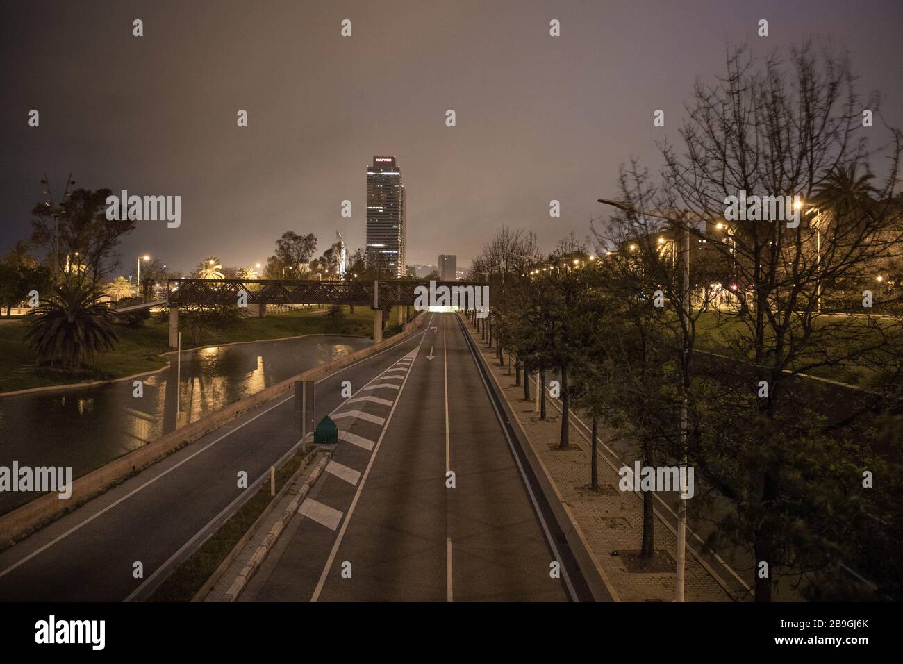 Die ronda litoral ist am 9. Tag der Einschließung in Barcelona wegen des Umbruchs der COVID19 leer. Stockfoto