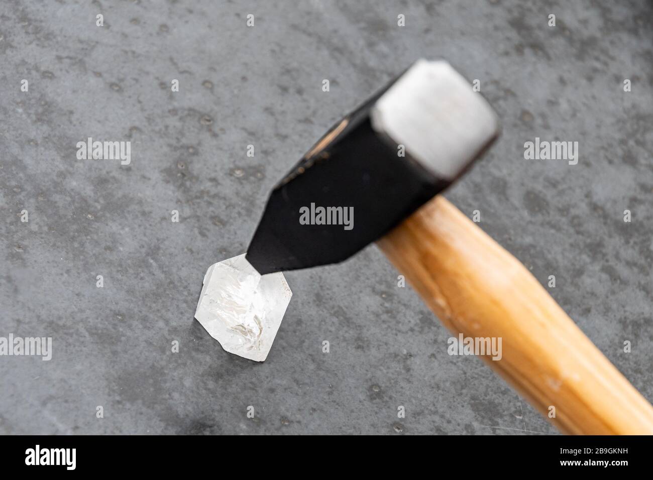 Mit hammer schlagen -Fotos und -Bildmaterial in hoher Auflösung – Alamy