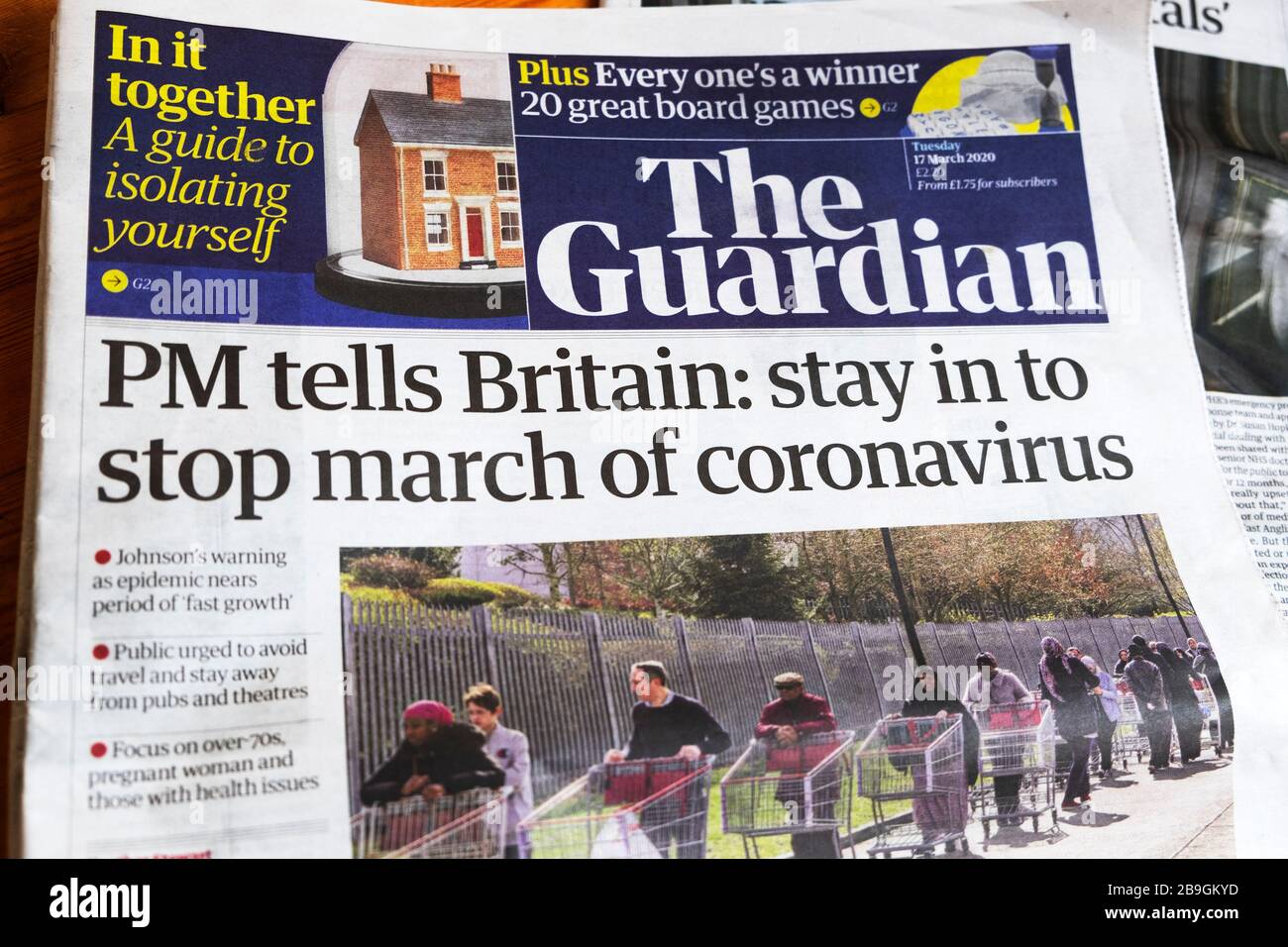 "PM erzählt Großbritannien: Bleiben Sie dabei, den märz von Coronavirus zu stoppen" Titelzeile der Titelzeitung "Guardian" am 17. März 2020 London England Großbritannien Stockfoto