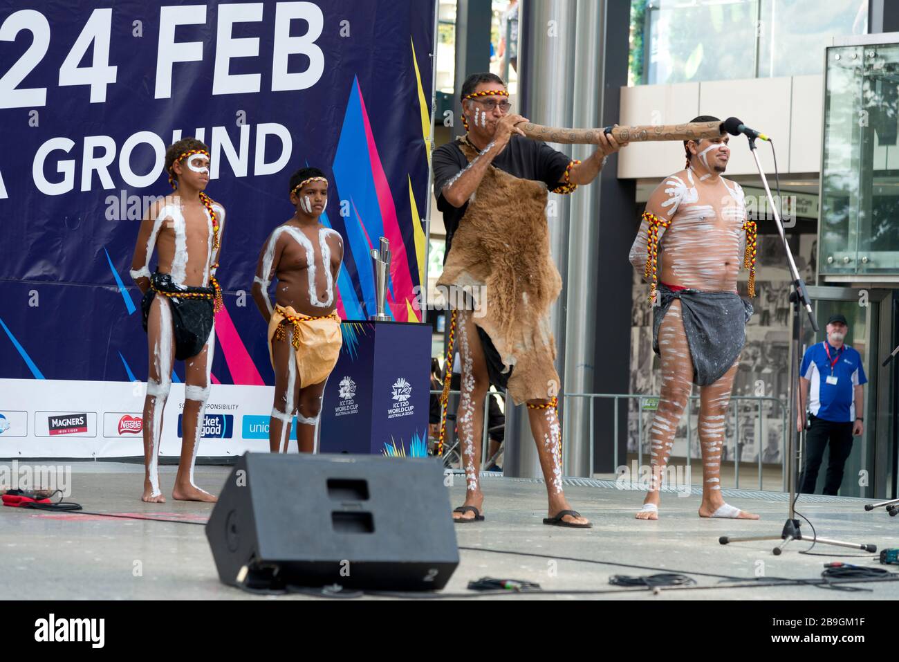 Tänzerinnen der Aborigines treten beim Start des ICC Women's T20 World Cup auf, der von der Western Australia Cricket Association veranstaltet wird. Februar 2020 Stockfoto