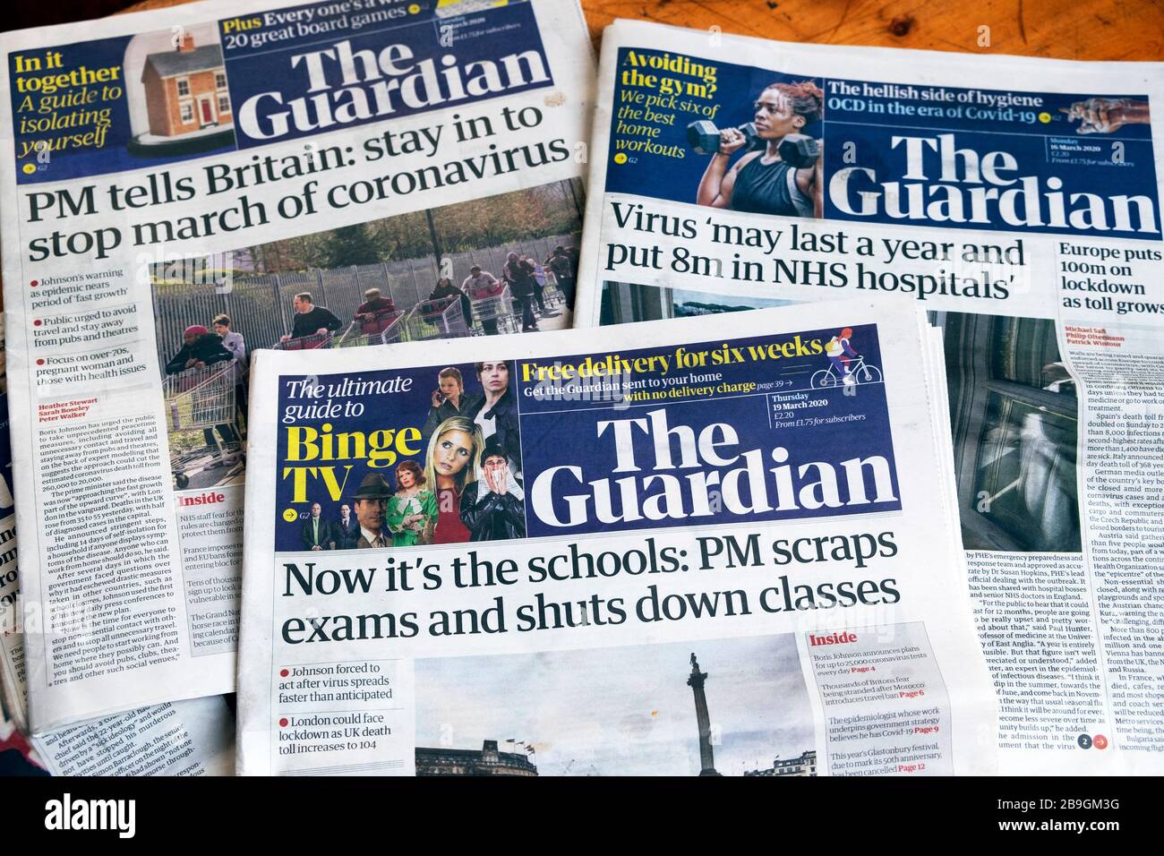 Titelzeile der Zeitung Guardian 19. März 2020 "jetzt sind es die Schulen: PM schrottet Prüfungen und schaltet den Unterricht ab" und diverse Schlagzeilen in London UK Stockfoto