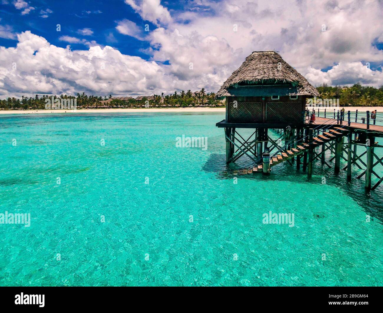 Sansibar Island, schöner klares grünes blaues Meer auf der tropischen Insel Sansibar Stockfoto