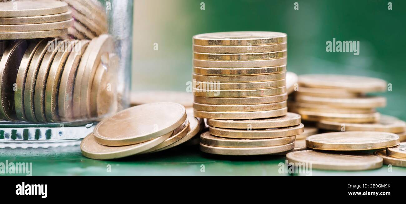 Goldgeldmünzen mit JAR, Koronavirus-Finanzstimulierung, Hilfspaketensymbol, Hilfekonzept. Webbanner. Stockfoto