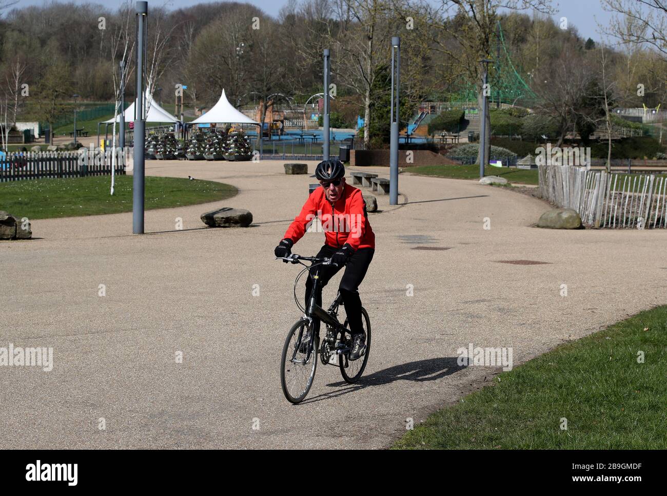 Ein Mann macht eine Fahrradtour im Telford Town Park in Shropshire am Tag, nachdem Premierminister Boris Johnson Großbritannien in Sperrstellung versetzt hat, um die Ausbreitung des Coronavirus einzudämmen. Stockfoto