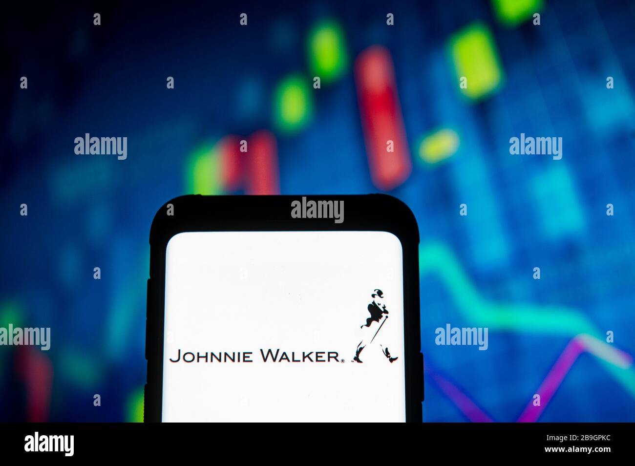 Polen. März 2020. In dieser Abbildung wird ein Johnnie Walker-Logo auf einem Smartphone angezeigt.ALS Hintergrund WIRD EIN Börsendiagramm angezeigt. Kredit: Mateusz Slodkowski/SOPA images/ZUMA wire/Alamy Live News Stockfoto