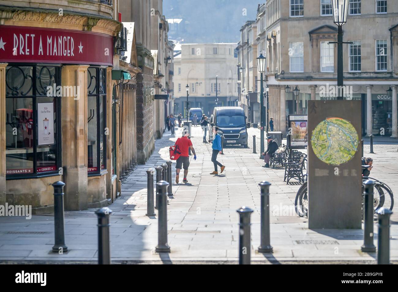 Leere Straßen in Bath am Tag, nachdem Premierminister Boris Johnson Großbritannien in Sperrstellung versetzt hatte, um die Ausbreitung des Coronavirus einzudämmen. Stockfoto