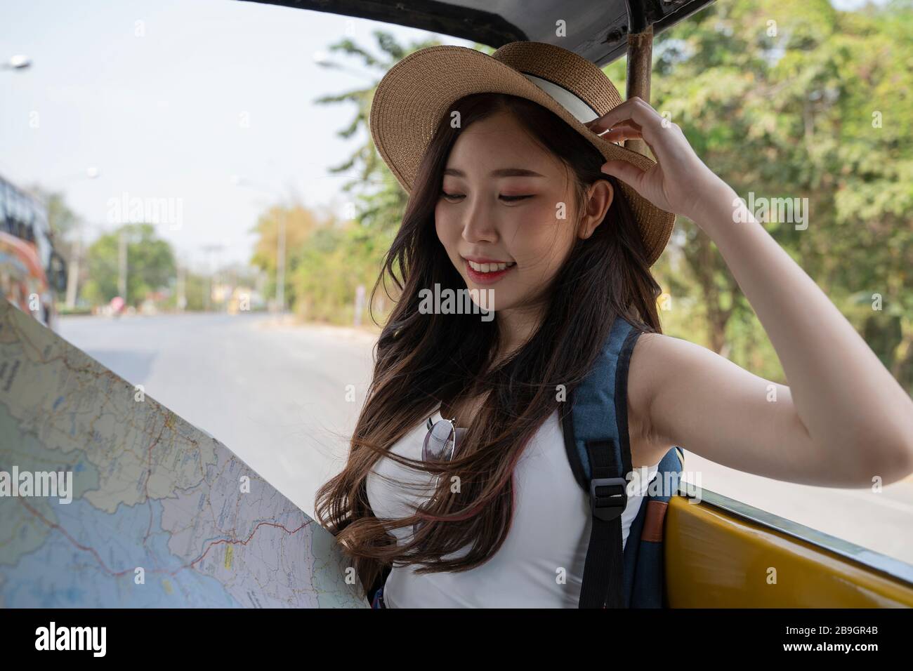 Reisender junger Asiaten, die eine Karte in der Tuk-Tuk in Ayutthaya, thailand, betrachten. Stockfoto