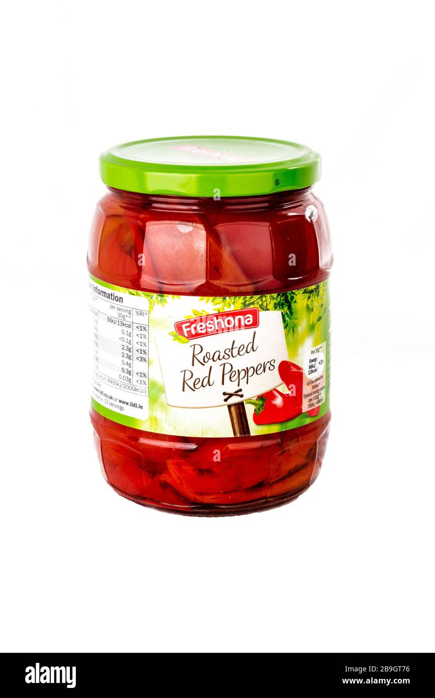 Geröstete rote Paprika, Glas, rote Paprika von Freshona, rote Paprika, geröstete, rote Paprika, weißer Hintergrund, Kopierraum, isoliert, Produkt, Produkte, Artikel, Artikel, Stockfoto