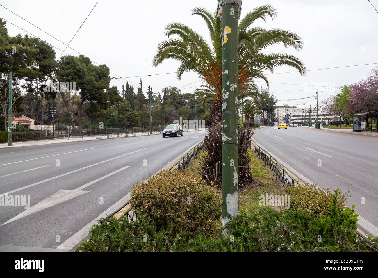 Kifisias Allee in Athen, Griechenland, während der offiziellen Sperrung wegen des Ausbruchs des Coronavirus, 22. März 2020, leer. Stockfoto