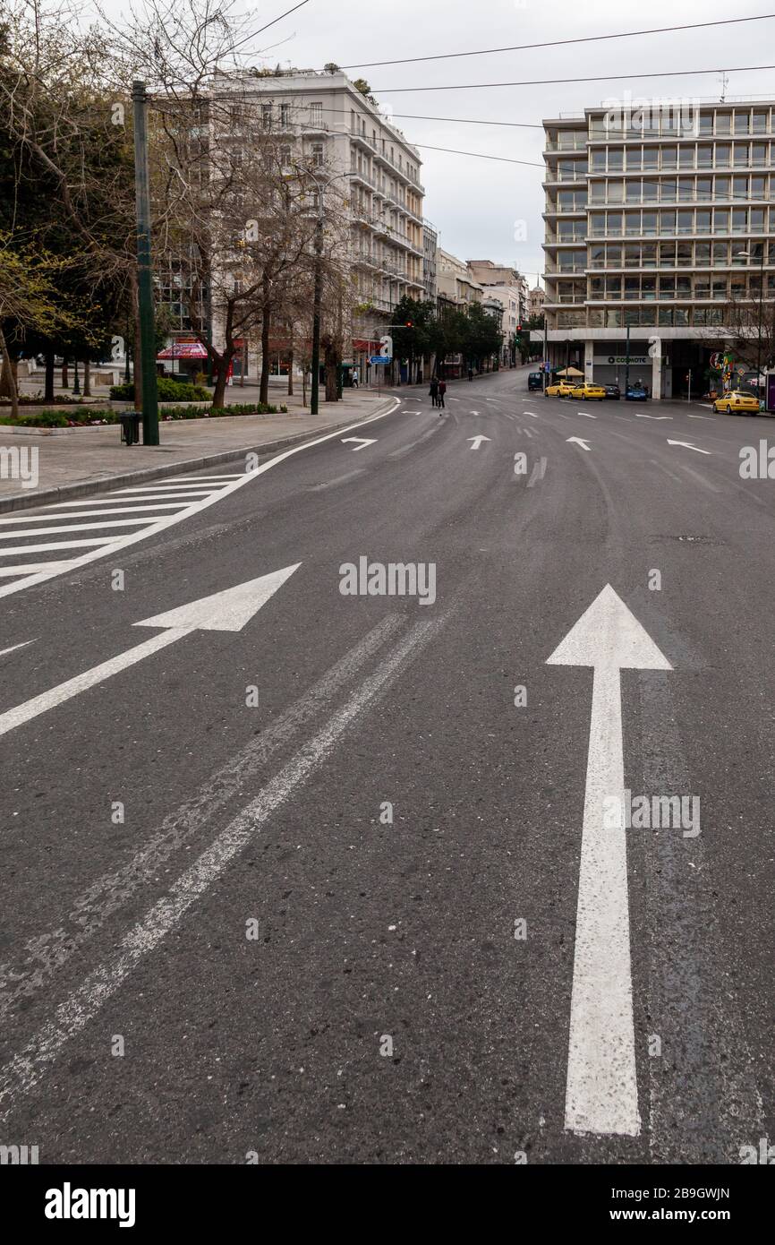Leere Straße in Athen, Griechenland, am Syntagma-Platz, während der offiziellen Sperrung aufgrund eines Ausbruchs des Coronavirus, 22. März 2020. Stockfoto