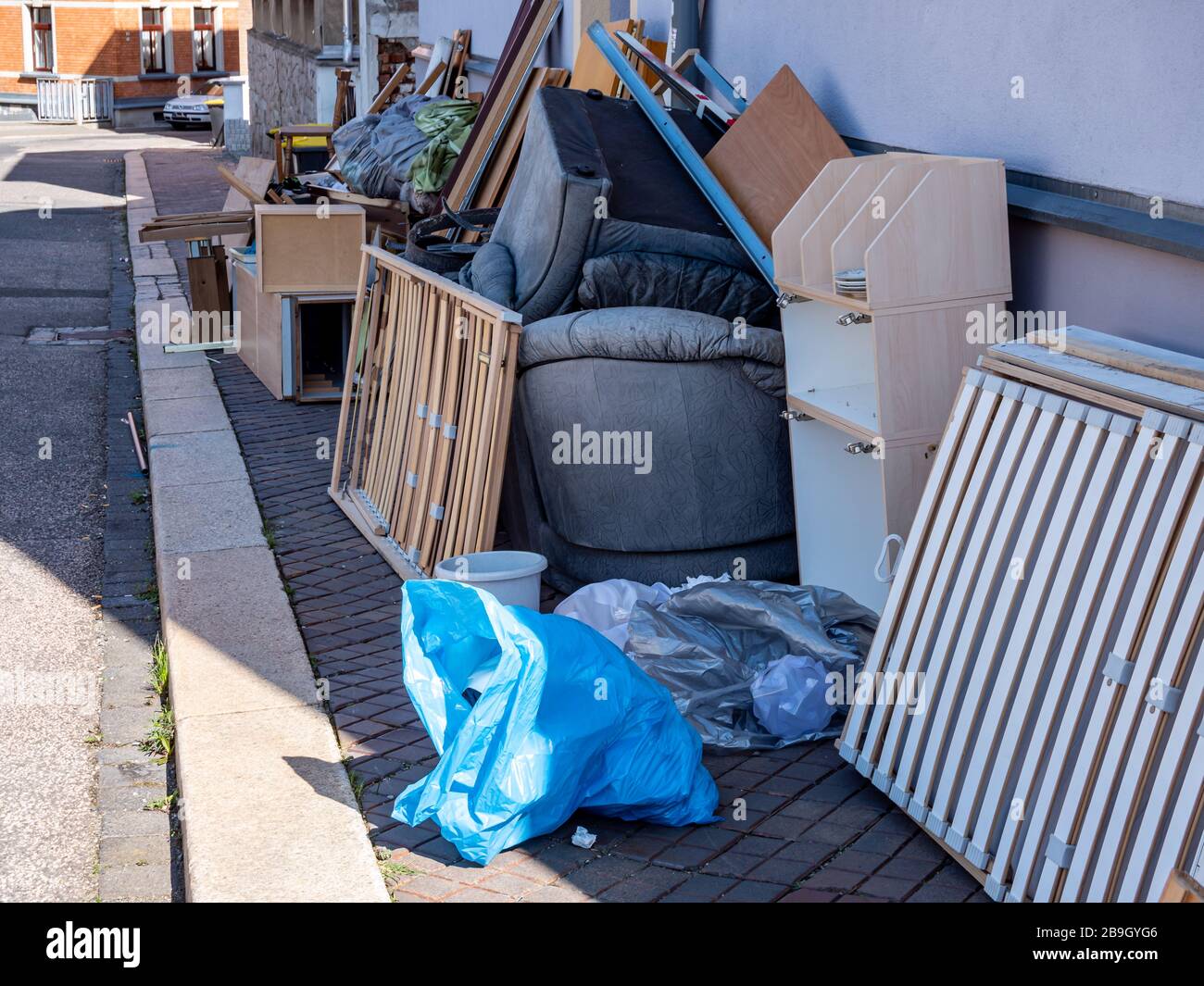 Sperrige Müllabfuhr in einer Straße Stockfoto
