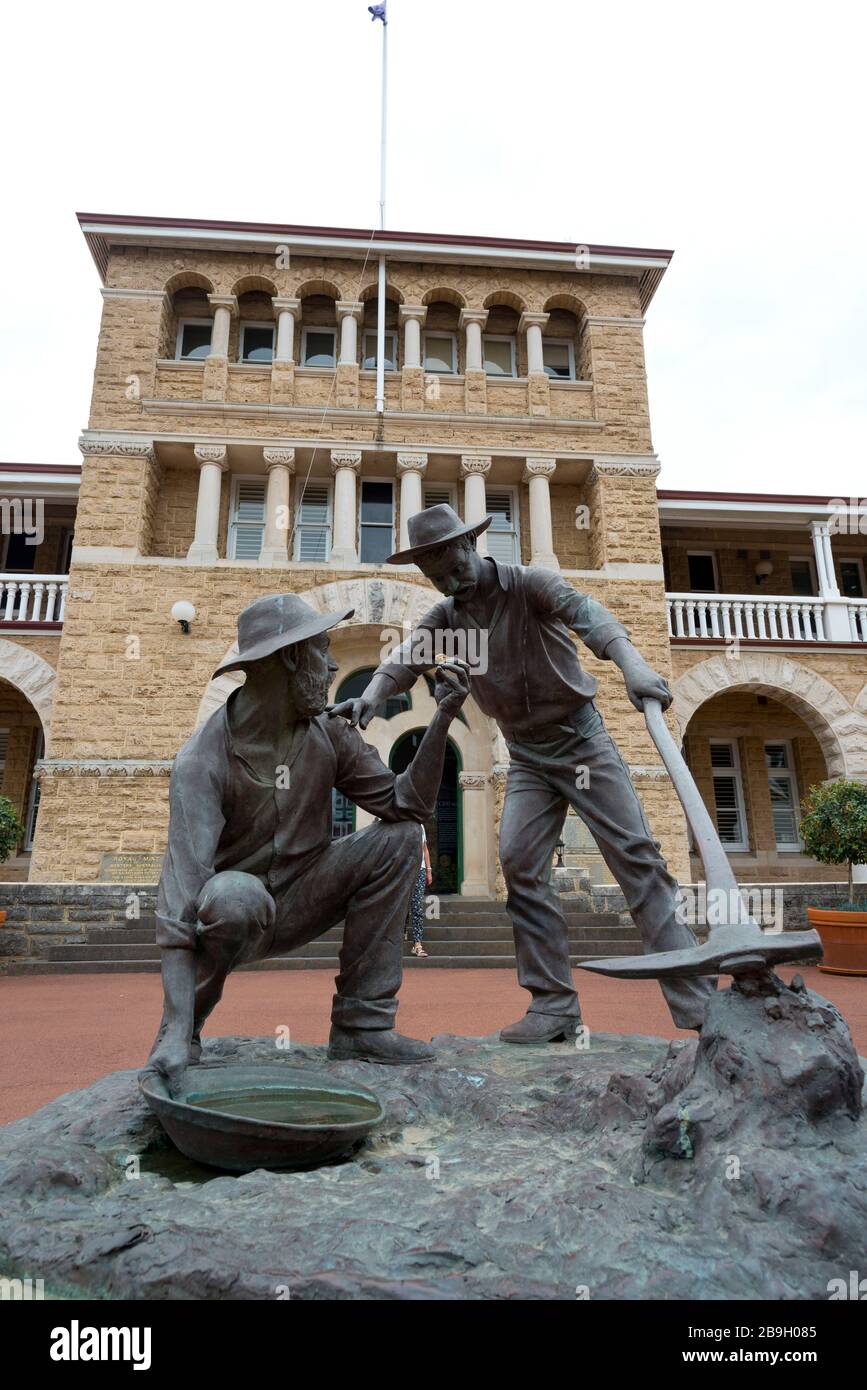 Goldgräberskulptur vor Perth Mint Eingang, Perth City Center, Western Australia Stockfoto