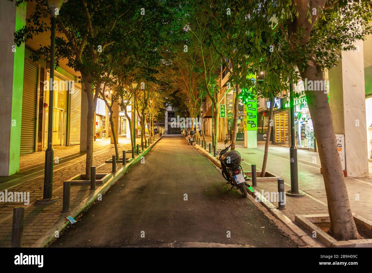 Leere Nikis Straße in Athen, Griechenland, während der offiziellen Sperrung wegen des Ausbruchs des Coronavirus. Stockfoto