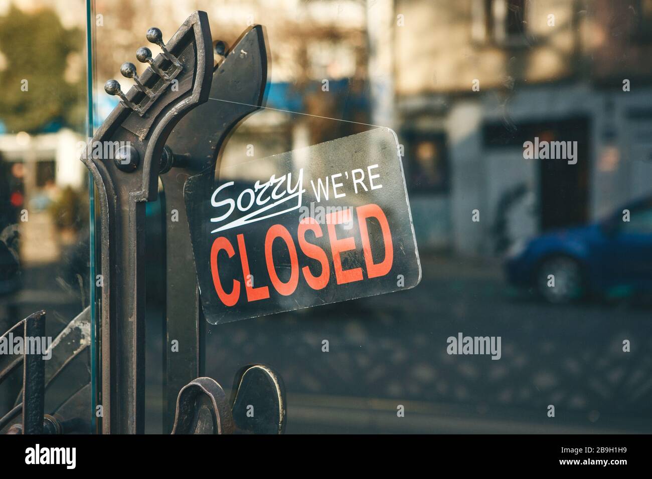 Nahanfahrtsschild - leider sind wir an der Tür am Eingang des Ladens oder Cafés geschlossen. Stockfoto