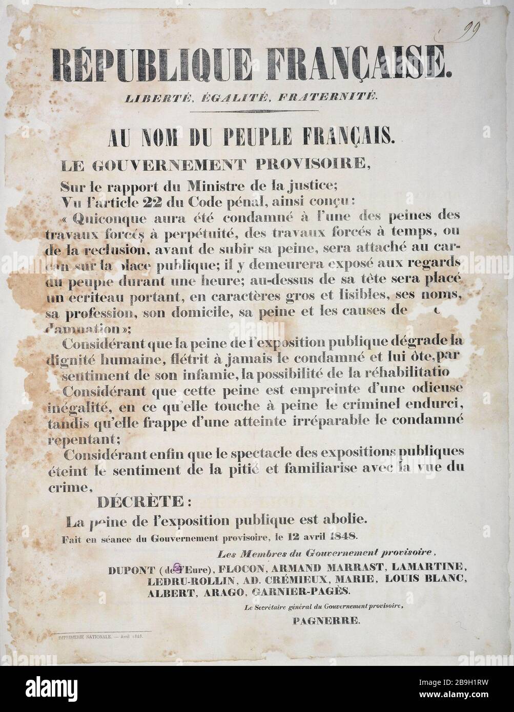 ... FRANZÖSISCHE REPUBLIK ÜBER DEN BERICHT DES JUSTIZMINISTERS ... STRAFE DER ARBEITSKRÄFTE SATZ ... - ... FRANZÖSISCHE REPUBLIK ÜBER DEN BERICHT DES JUSTIZMINISTERS ... STRAFE DER ARBEITSKRÄFTE SATZ .. .DIE STRAFE, DIE ÖFFENTLICH AUSGESETZT IST, WIRD IMPRIMERIE NATIONALE ELIMINIERT. République Française..sur le Rapport du Ministre de la Justice...Peines des Travaux Forcés à Perpétuité...La Peine de l'Exposition Publique est Abolie. Affiche. Typographie, 1848. Paris, musée Carnavalet. Stockfoto