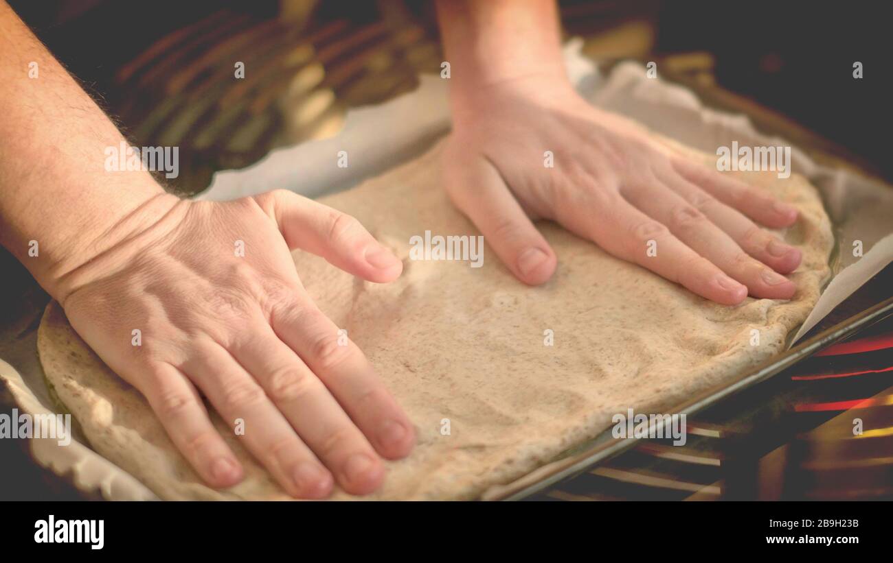 Hände bilden Teig Stretch auf Bakinblech mit Olivenöl - hausgemachte rustikale Pizza italienische Kochkunst horizontaler Hintergrund Stockfoto
