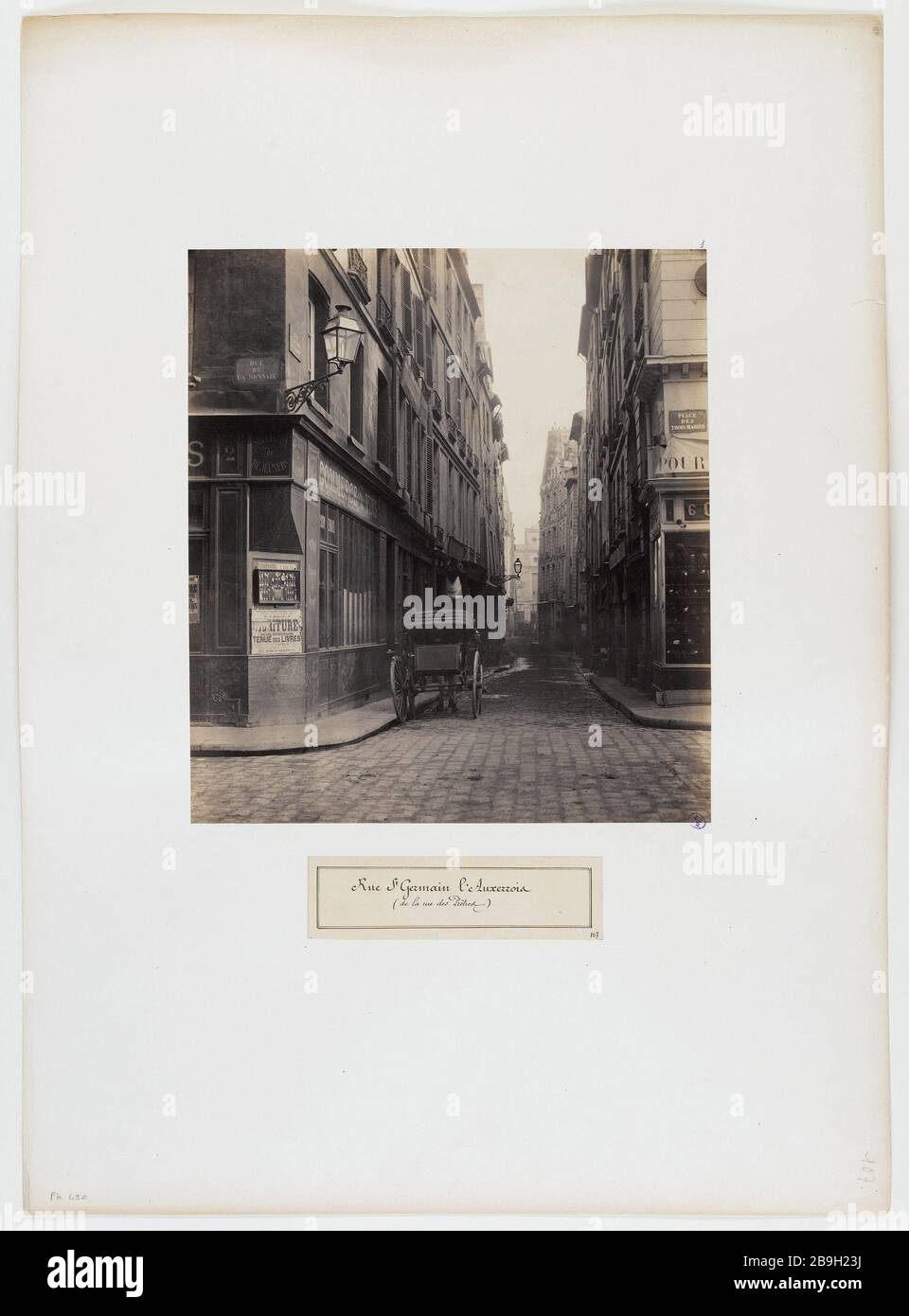 SAINT-Germain-the AUXERROIS BLICK AUF DIE STRASSEN DER PRIESTER SAINT-Germain-The AUXERROIS, 1. Bezirk, PARIS Rue Saint-Germain-l'Auxerrois, vue pry de la rue des Prêtres-Saint-Germain-l'Auxerrois. Paris (Ier arr.), 1865-1865. Photographie de Charles Marville (13-1879). Paris, musée Carnavalet. Stockfoto