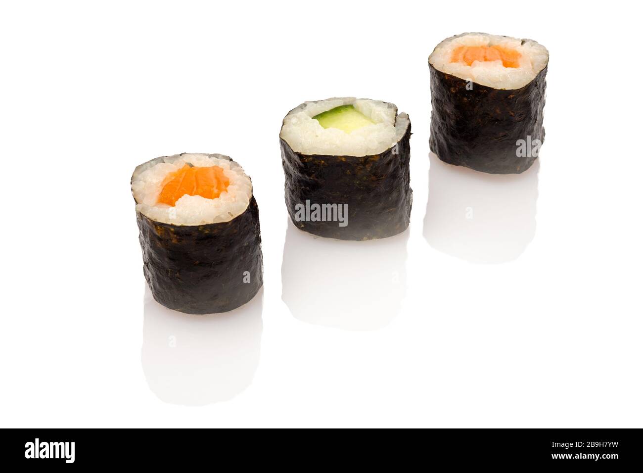 Hosomaki oder Maki Sushi mit rohem Lachsfisch weiß isoliert Stockfoto