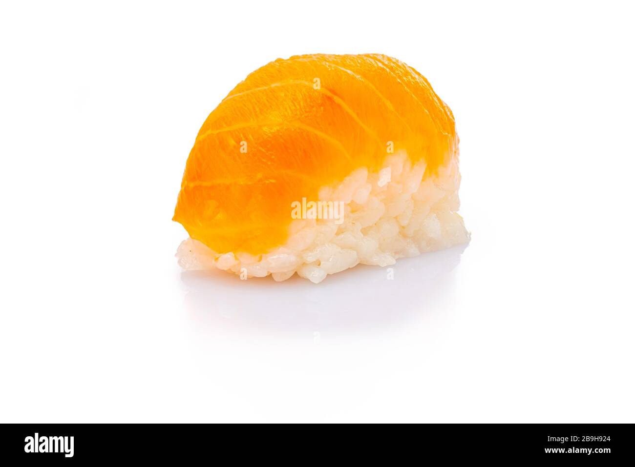 Nigiri Sushi mit rohem Lachsfisch weiß isoliert Stockfoto