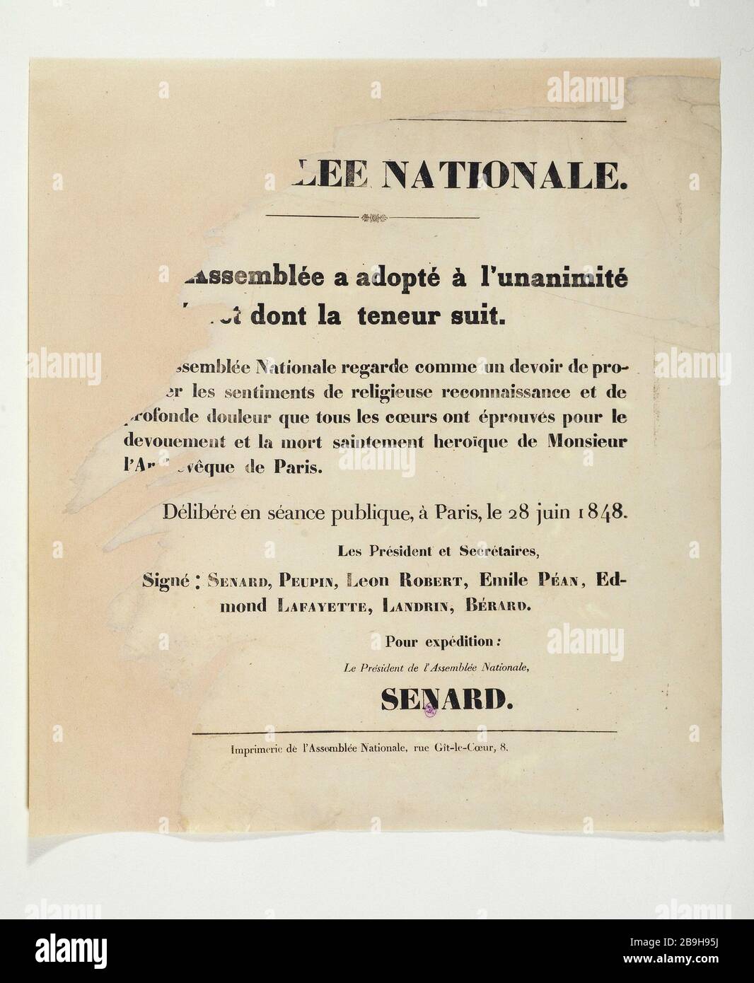 / DIE / VERSAMMLUNG EINSTIMMIG VERABSCHIEDET ... RELIGION ... ANERKENNUNG FÜR HINGABE UND TOD DES HEILIGEN HELDENHAFTEN ERZBISCHOFES VON PARIS - / DIE VERSAMMLUNG / VERABSCHIEDET EINSTIMMIG EINEN RELIGIÖSEN ... ... ANERKENNUNG FÜR die Hingabe UND DEN TOD DES HEILIGEN heldenhaften ERZBISCHOFES VON PARIS Imprimerie de l'Assemblée Nationale. L' Assemblée a adopté à l'unbelebité...Religieuse Reconnaissance...pour le Dévouement et la Mort Saintement Héroïque de Monsieur l'Archevêque de Paris. Affiche. Typographie, 1848. Paris, musée Carnavalet. Stockfoto