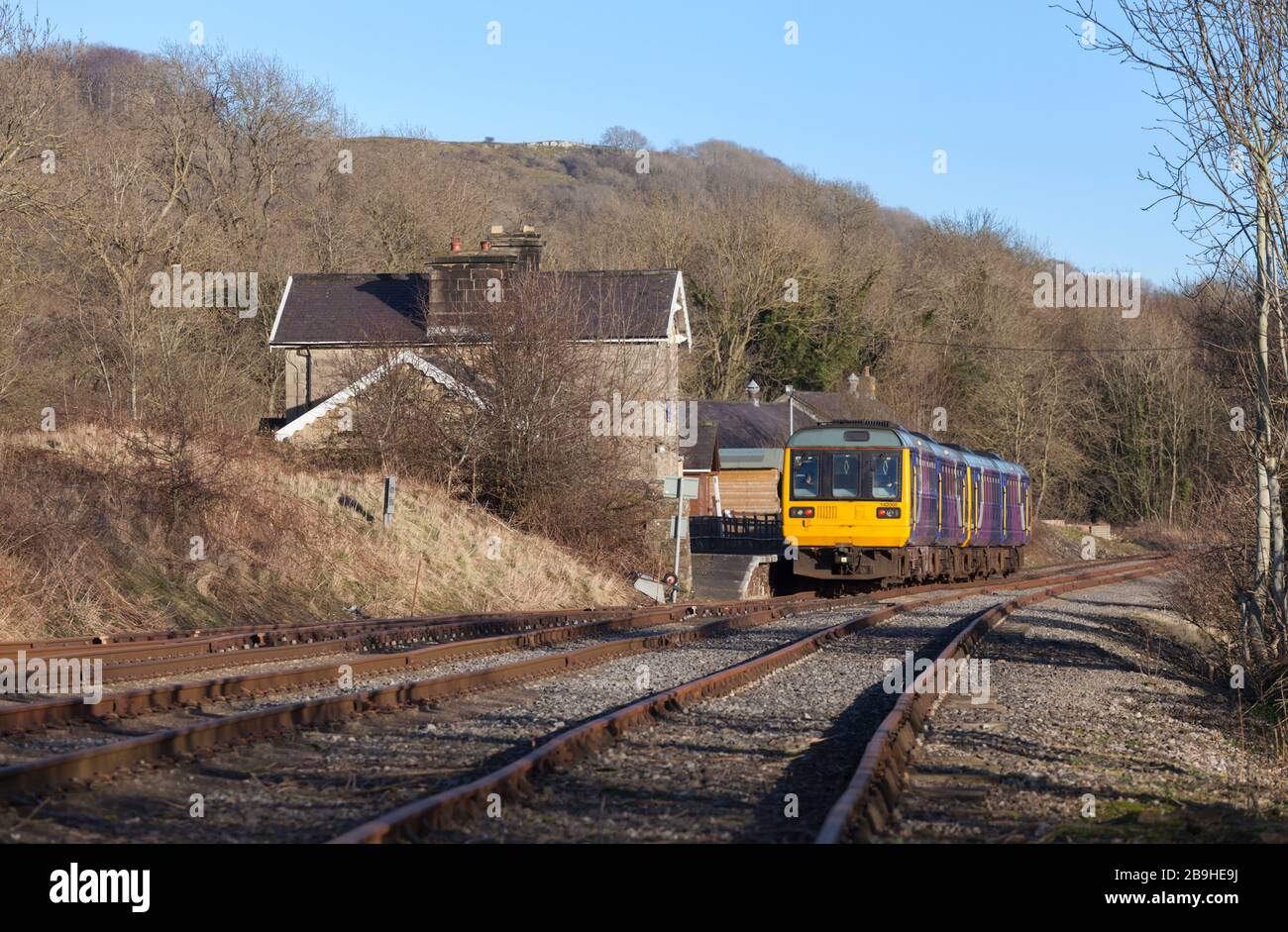 Die ehemaligen 142 Schrittmacherzüge der Northern Rail Class 142060 + 142028 in Redmire, Wensleydale Railway an ihrem ersten Tag, der in der Erhaltung läuft Stockfoto