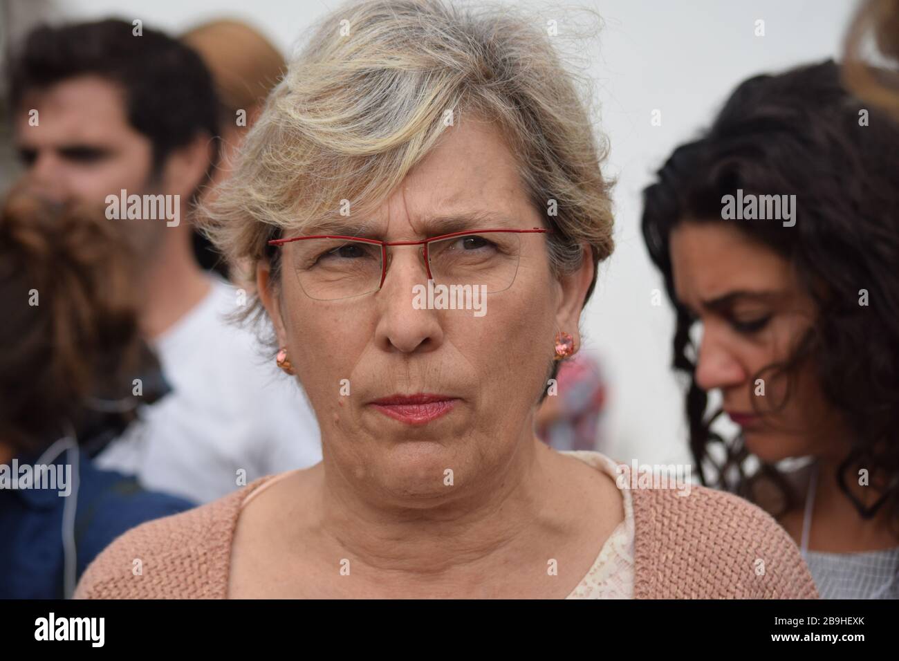 Die aufständischen Männer und Frauen protestieren an ihrer Sommeruniversität im September 2016 in La Rochelle gegen sozialistische Politiker. Stockfoto