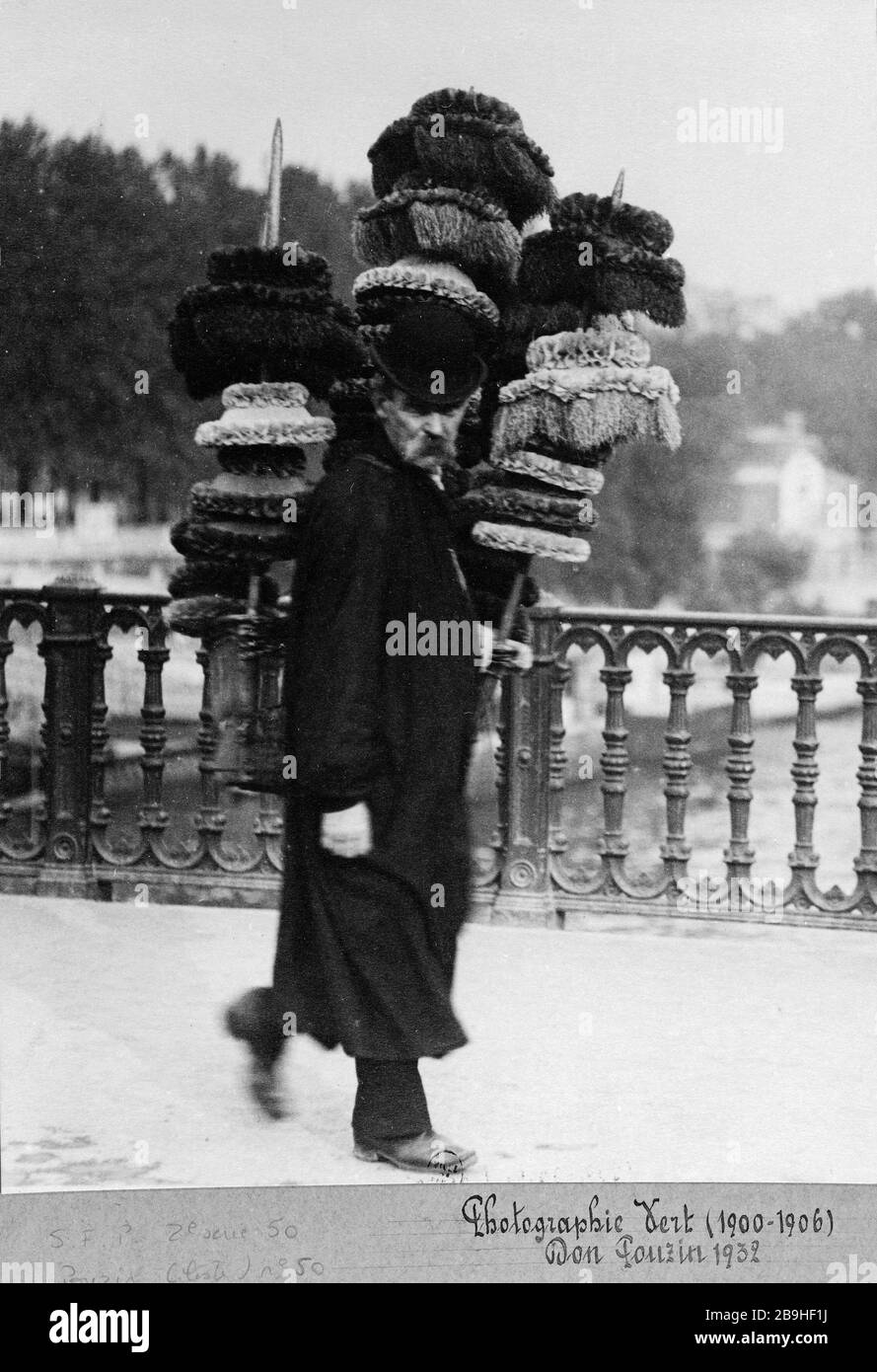 HÄNDLER VON SHADE AN DECK VON ARCOLE Marchand d'abat-jour sur le Pont d'Arcole. Paris (IVème-Bezirk). Photographie de Louis Vert (1865-1924). Paris, musée Carnavalet. Stockfoto