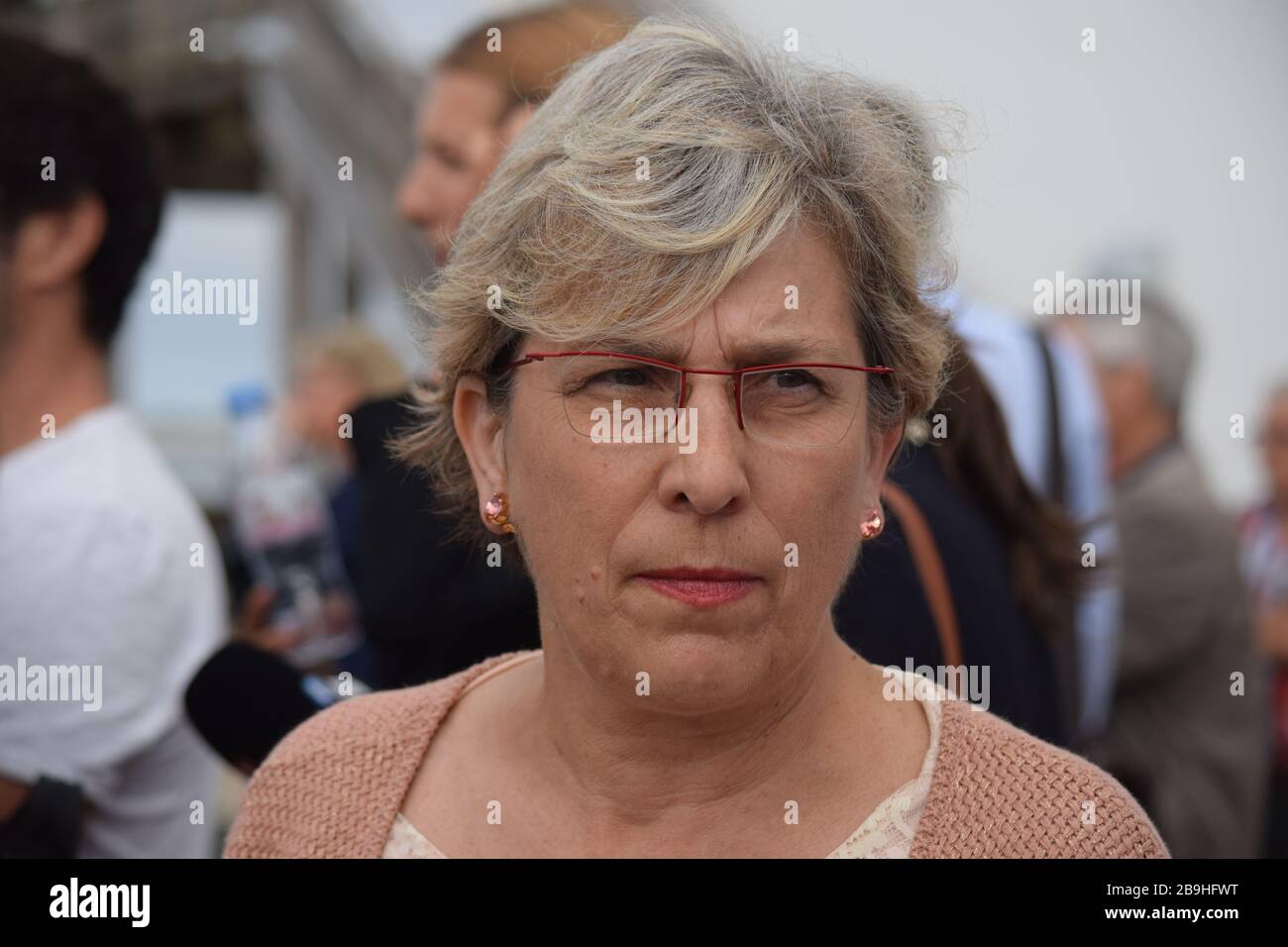 Die aufständischen Männer und Frauen protestieren an ihrer Sommeruniversität im September 2016 in La Rochelle gegen sozialistische Politiker. Stockfoto