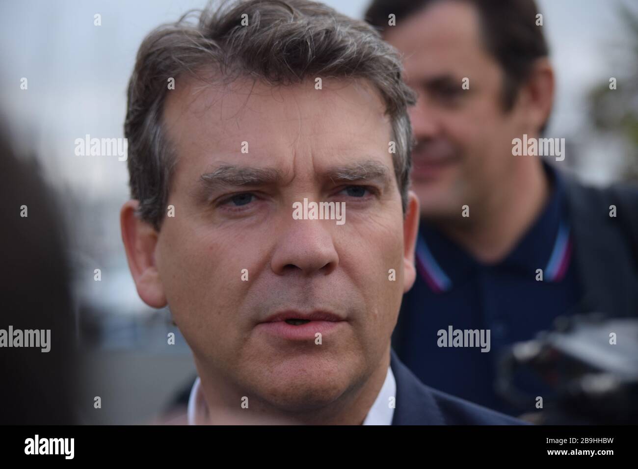 Die aufständischen Männer und Frauen protestieren an ihrer Sommeruniversität im September 2016 in La Rochelle gegen sozialistische Politiker. Stockfoto