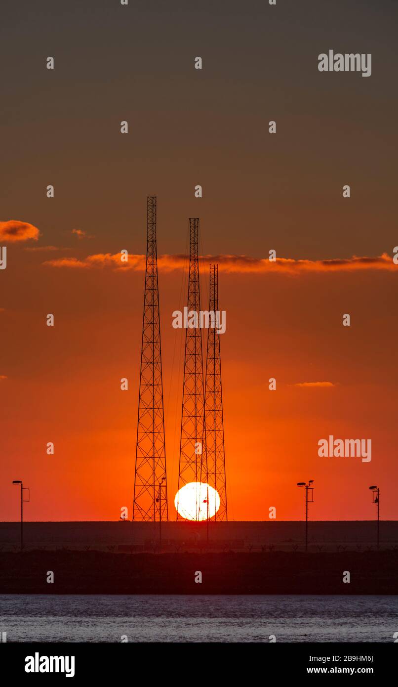 Drei Funksender bei Sonnenaufgang in Orford Ness, auf dem ehemaligen Cobra Mist Gelände. Stockfoto